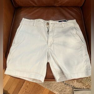 Vineyard Vines Men’s khaki shorts size 32
